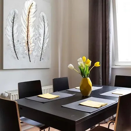 Industrial Style Self Checkin Street Parking Apartment