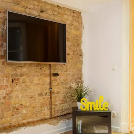 Industrial Style Self Checkin Street Parking * برلين